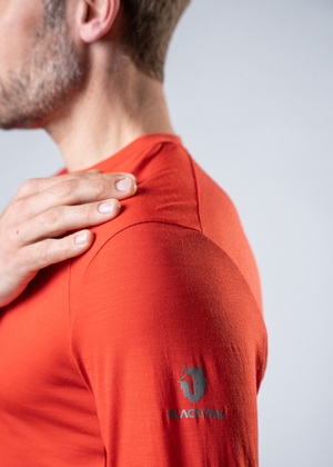7BYRTSV001-BLACKYAK-MEN-PUMORI-MERINO-ROUNDNECK-LONG-SLEEVE-T-SHIRT-I8-D01.png