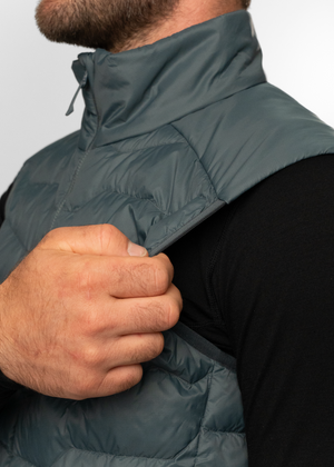 BY1VS0001-MEN-YURINO-LIGHT-DOWN-VEST-PX-D03.png