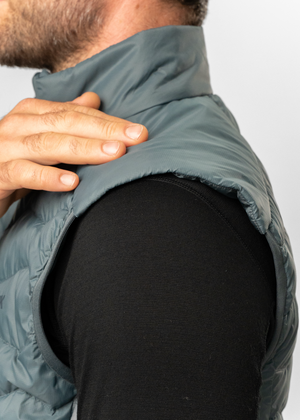 BY1VS0001-MEN-YURINO-LIGHT-DOWN-VEST-PX-D04.png