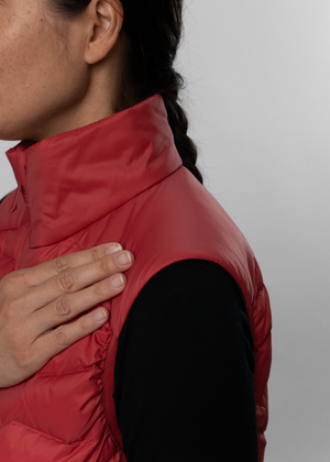 BY2VS0001-WOMEN-YURINO-LIGHT-DOWN-VEST-CJ-D04.png