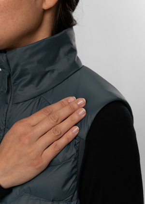 BY2VS0001-WOMEN-YURINO-LIGHT-DOWN-VEST-PX-D04.png